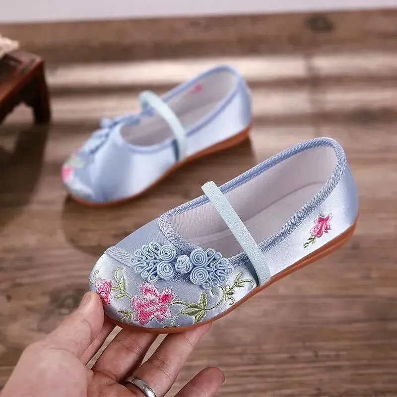 2024 New Retro Silk  Girls' Cloth Shoes Manual Flower Embroidered Chinese Style Girls Casual Shoes National Wind Dance Shoes