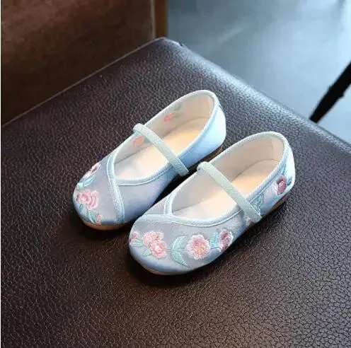 2024 New Retro Silk  Girls' Cloth Shoes Manual Flower Embroidered Chinese Style Girls Casual Shoes National Wind Dance Shoes