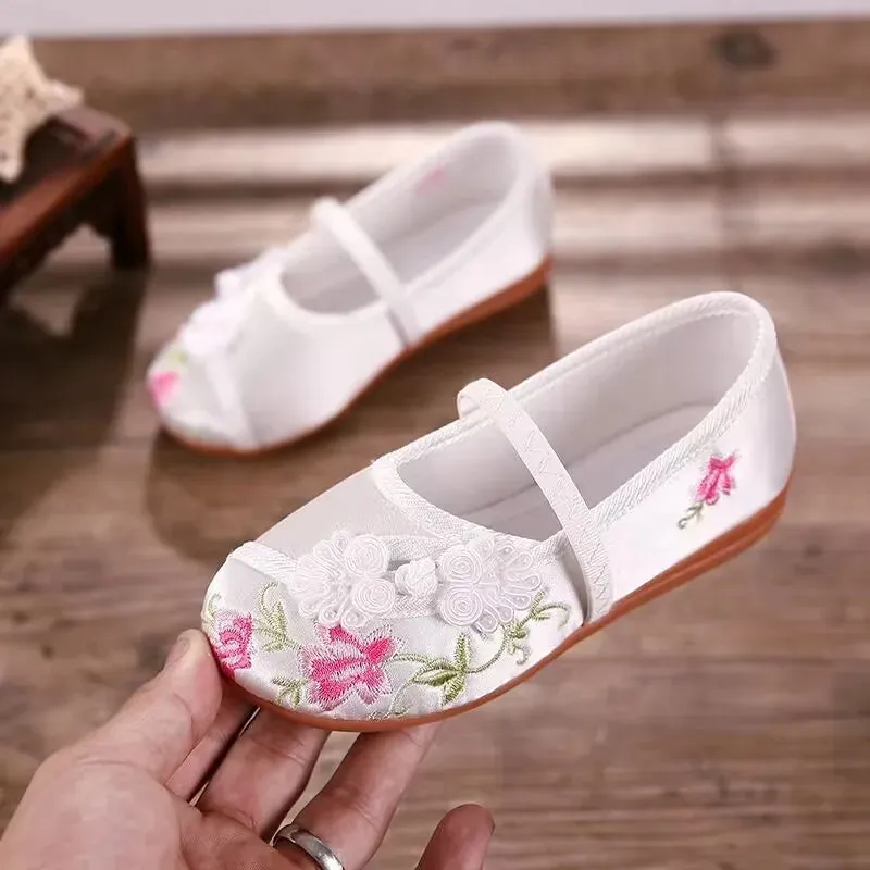 2024 New Retro Silk  Girls' Cloth Shoes Manual Flower Embroidered Chinese Style Girls Casual Shoes National Wind Dance Shoes