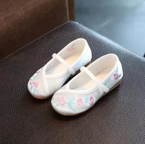 2024 New Retro Silk  Girls' Cloth Shoes Manual Flower Embroidered Chinese Style Girls Casual Shoes National Wind Dance Shoes