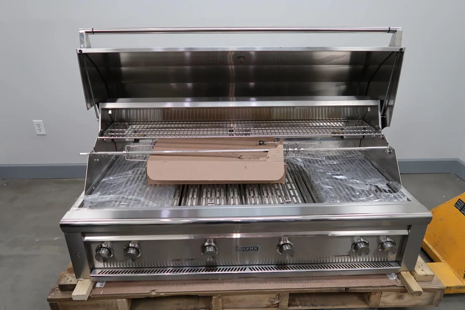 Lynx Professional Grill Series 54" SS 1555 sq.in. Surface Built-In Grill L54TRLP