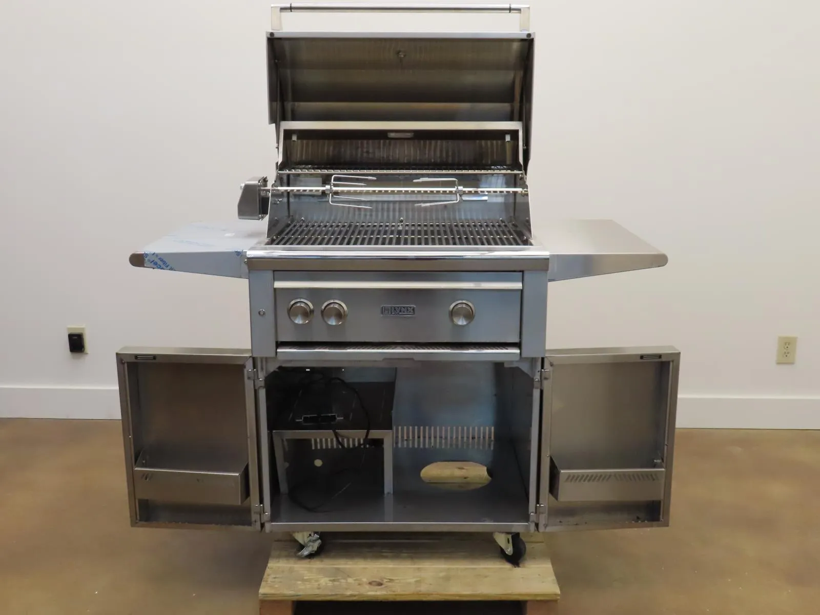 Lynx Professional Grill Series L30ATRFNG 30" Freestanding Stainless Steel Grill